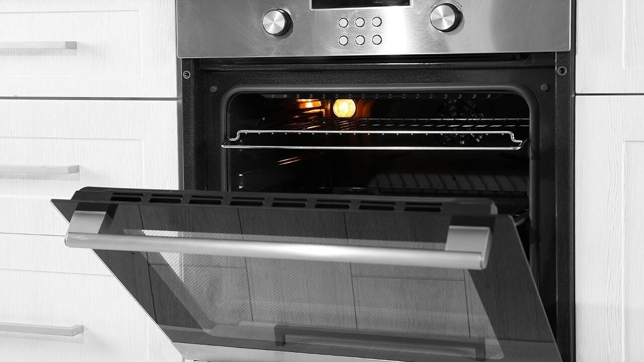 Backofen mit geöffneter oder geschlossener Tür auskühlen lassen?
