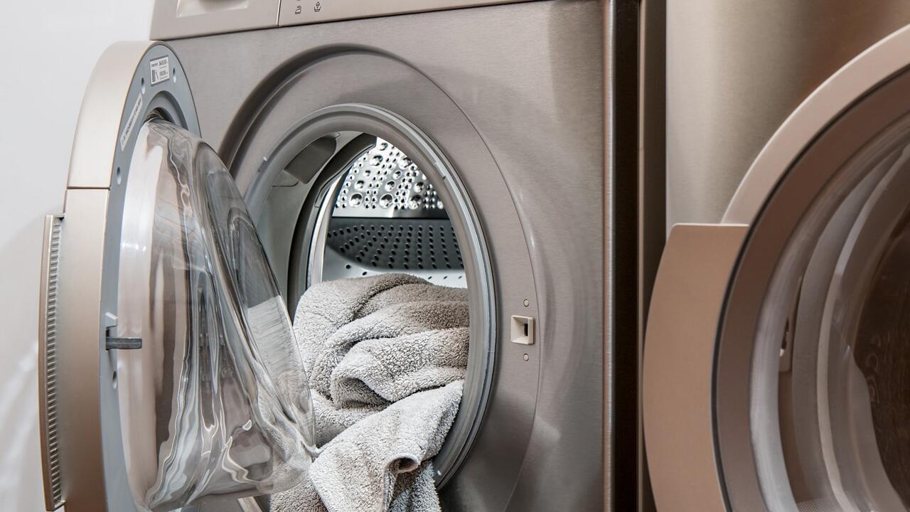 Die Waschmaschine stinkt? Diese Hausmittel helfen