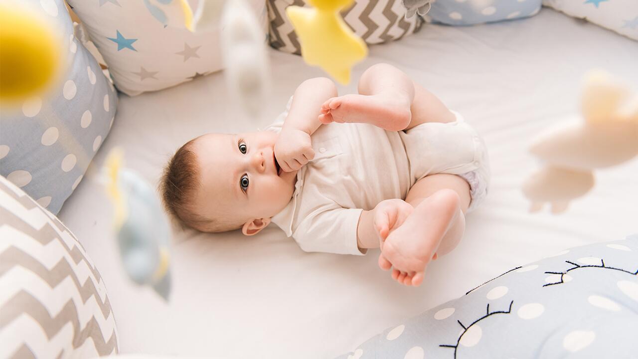 Babymatratzen im Test: Erstickungsrisiko – Drei Matratzen sind zu weich