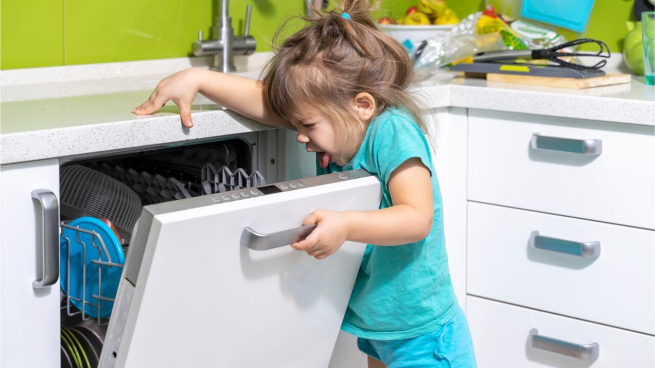 Spülmaschine stinkt: Diese Tipps helfen, wenn der Geschirrspüler riecht