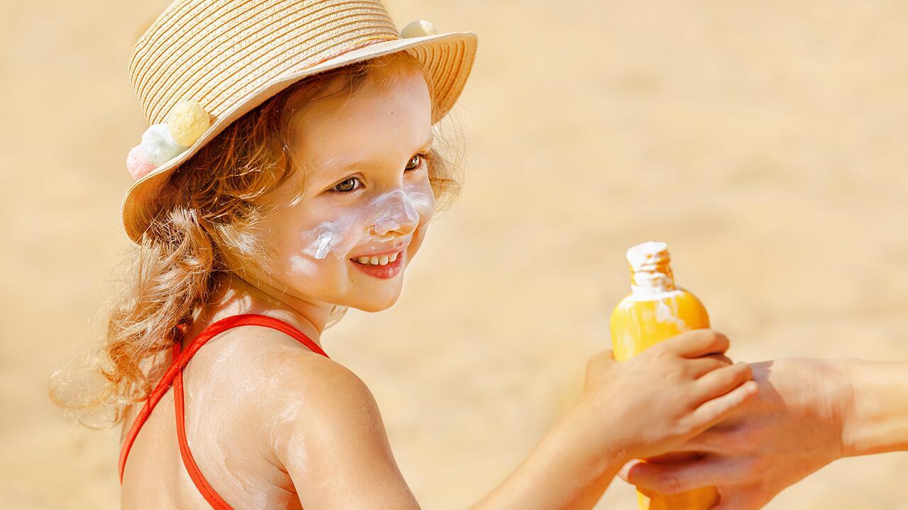 Erneut bedenkliche UV-Filter in Sonnencremes für Babys und Kinder im Test