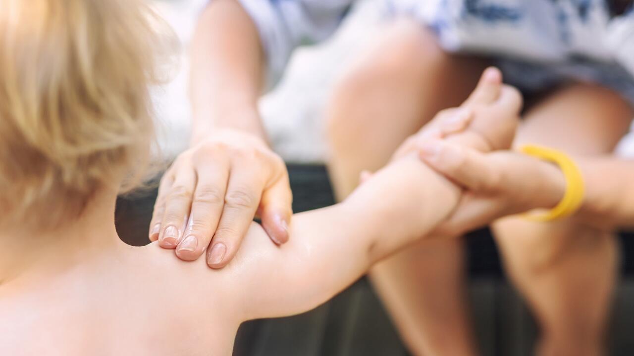 Kind eincremen: Mit diesen Tipps klappt es ohne großes Theater
