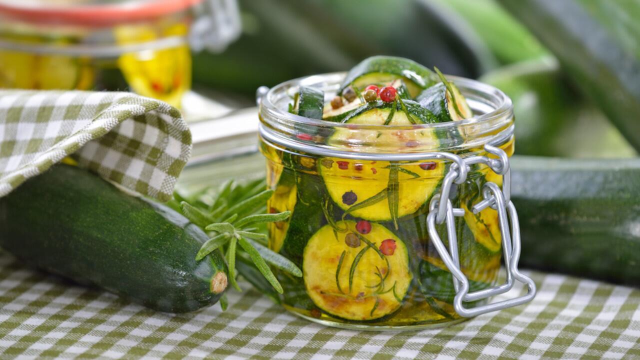 Zucchini einlegen: So wird das Gemüse für den Winter haltbar