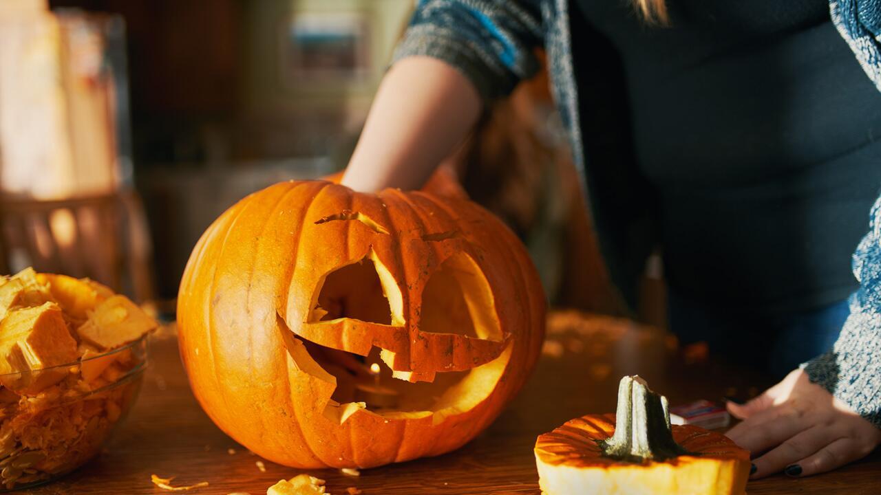 Witzige Kürbisgesichter schnitzen: Schnelle DIY-Anleitung für den Halloween-Kürbis