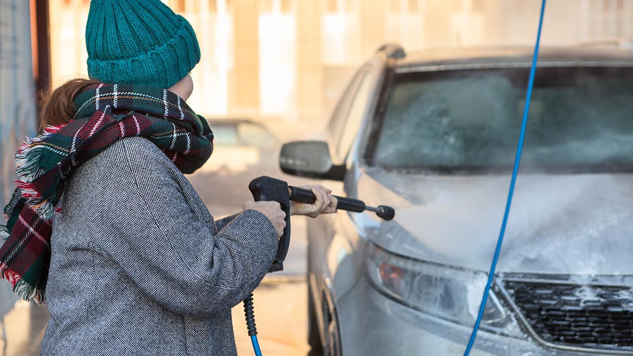 Auto waschen im Winter: Temperatur, Tageszeit, Salz - das ist zu beachten
