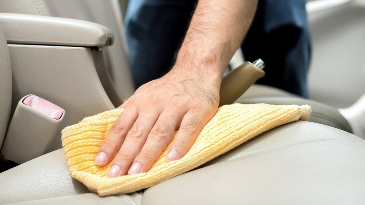 Autositze reinigen: 3 simple Hausmittel gegen Flecken