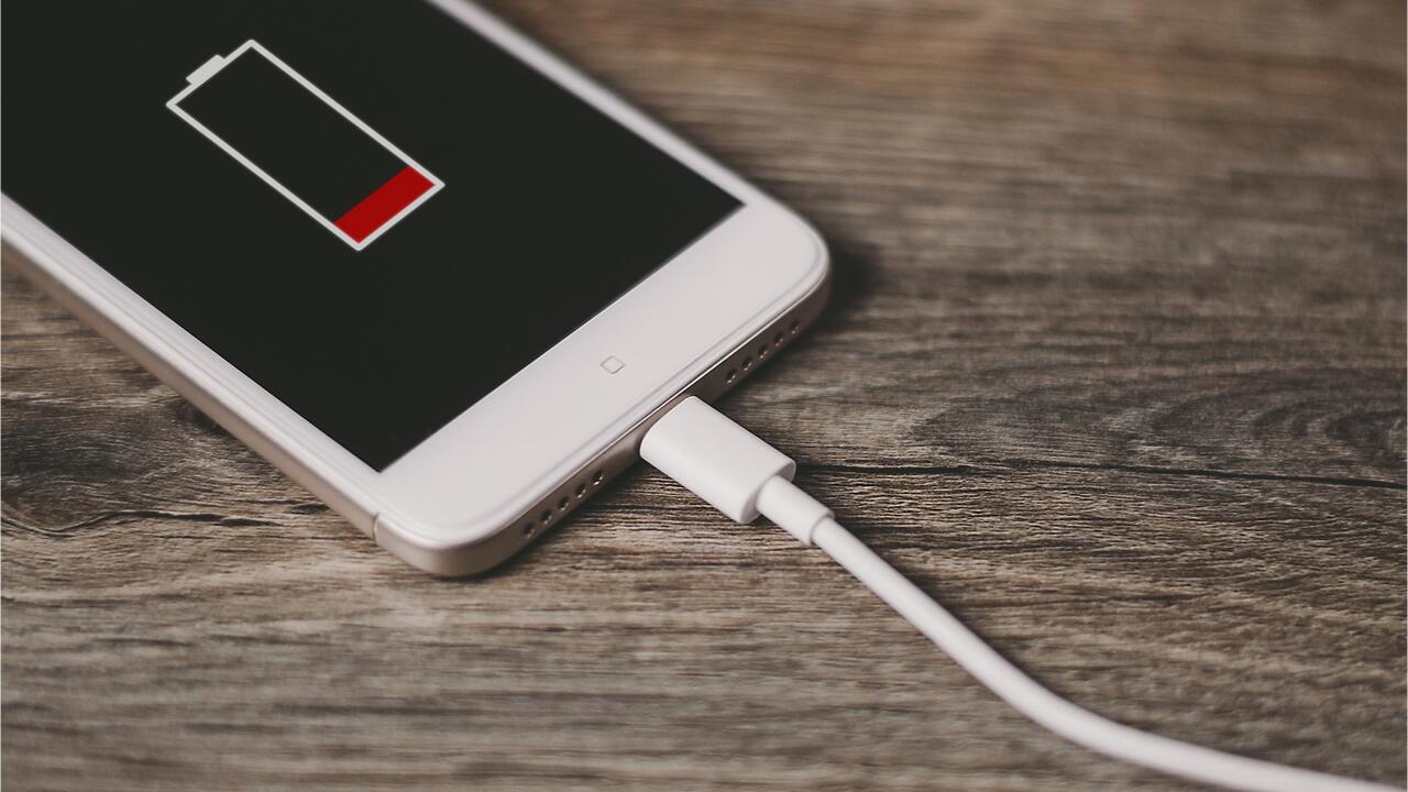 Akkus richtig laden und richtig lagern: Tipps vom Smartphone- bis zum E-Bike-Akku